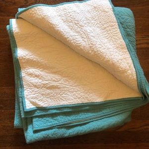 Reversible Teal & white quilted bedspread w/ shams